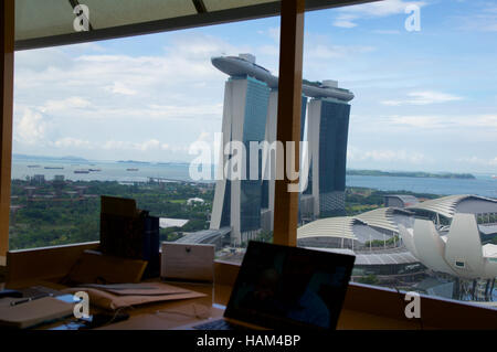 Singapur - 23. Juli 2016: Luxus Hotelzimmer mit modernem Interieur und einer fantastischen Aussicht auf die Marina Bay, Schreibtisch Laptop arbeiten Stockfoto