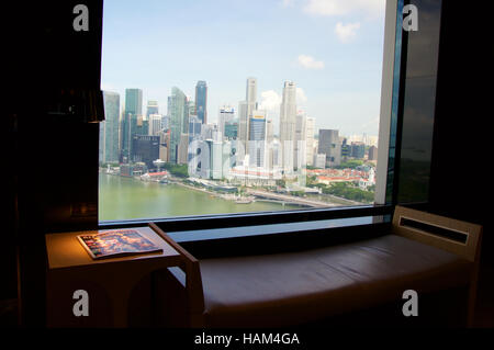 Singapur - 23. Juli 2016: ein Luxus Hotel Aufzüge Lobby mit einer fantastischen Aussicht auf die Marina Bay Stockfoto