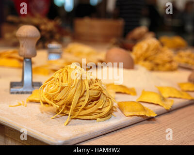 Tagliatelle und Tortellini italienische Pasta mit Mehl, Ei und Gebäck Cutter auf Tisch Stockfoto