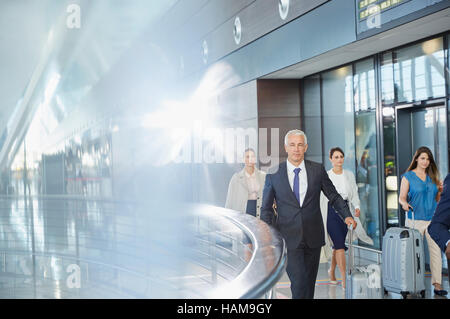 Geschäftsleute, die zu Fuß in Flughafen Halle Stockfoto