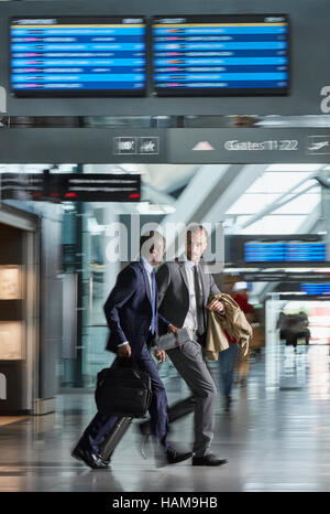 Geschäftsleute, die laufen in Flughafen Halle Rauschen Stockfoto