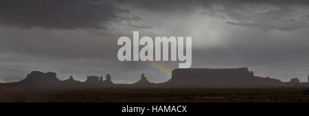 Sturm und Regenbogen über Mesas, Monument Valley Navajo Nation, Arizona, USA Stockfoto