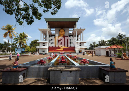 Riesige Buddha-Statue, Buddha Brunnen mit künstlichen Lotusse, Weherahena Tempel, Matara, südlichen Provinz, Sri Lanka zu sitzen Stockfoto