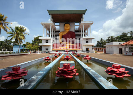 Riesige Buddha-Statue, Buddha Brunnen mit künstlichen Lotusse, Weherahena Tempel, Matara, südlichen Provinz, Sri Lanka zu sitzen Stockfoto