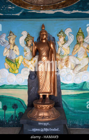 Bronze-Buddha Statue, Buddha stehend, Wandbild, Weherahena Tempel, Matara, südlichen Provinz, Sri Lanka Stockfoto