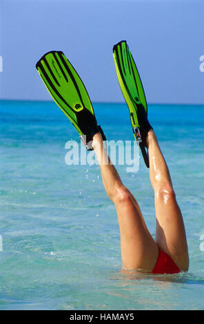 Frauenbeine endet in Tauchen flossen aus dem Wasser, stossen, Summer Island Village, Nord Male Atoll, Malediven, Indischer Ozean Stockfoto
