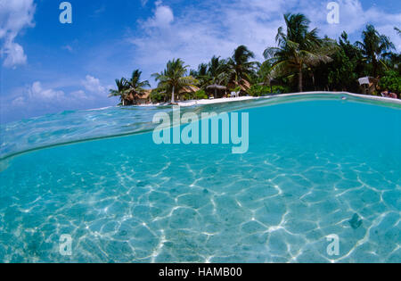 Halb unter Wasser halb über Wasserbild einer Insel Summer Island Village, Nord Male Atoll, Malediven, Indischer Ozean Stockfoto