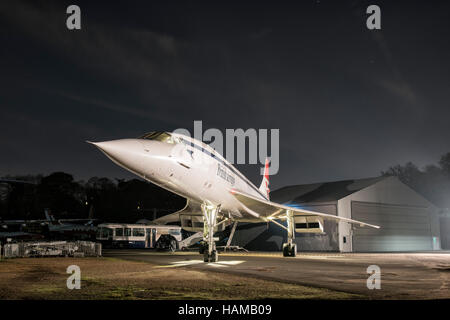 Im Ruhestand Überschall-Verkehrsflugzeug Concorde G-BBDG in der Nacht im Brooklands Museum in der Nähe von Weybridge Stockfoto