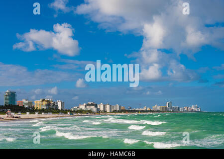 Die Aussicht auf South Beach in Miami Beach, Florida, USA, von South Pointe Pier in South Pointe Park. Stockfoto