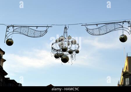 Outdoor-Weihnachts-Dekoration hängen hat ein Kabel mit grauen Kugeln Stockfoto