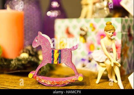 Statue des sitzenden Ballerina und Pferd, umgeben von Felder und andere Spielsachen auf Holztisch Stockfoto