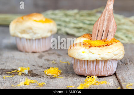 Muffin goldene Fäden mit Holz Gabel auf Holztisch. Thai Dessert nennen Foi Thong. Stockfoto