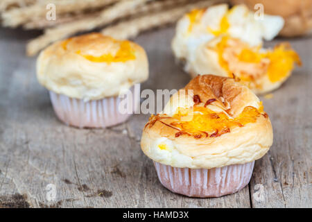 Muffin goldene Fäden auf Holztisch. Thai Dessert nennen Foi Thong. Stockfoto