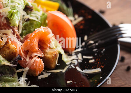 Konzept: Speisekarten, gesundes Essen, hausgemachte, Feinschmecker, Völlerei. Caesar Salat mit Lachs und Cherry Tomaten auf einem verwitterten hölzernen Zeitmessung Stockfoto