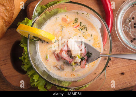 Konzept: Speisekarten, gesundes Essen, hausgemachte, Feinschmecker, Völlerei. Cremige Suppe mit Meeresfrüchten auf einem unordentlichen verwitterte Holz Hintergrund mit Qualit Stockfoto