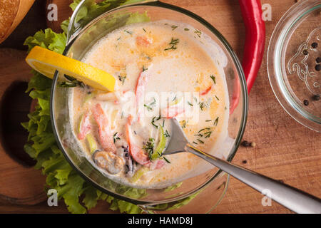 Konzept: Speisekarten, gesundes Essen, hausgemachte, Feinschmecker, Völlerei. Cremige Suppe mit Meeresfrüchten auf einem unordentlichen verwitterte Holz Hintergrund mit Qualit Stockfoto