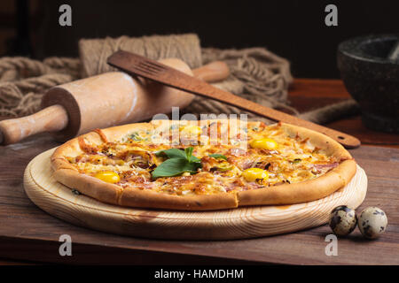 Konzept: Speisekarten, gesundes Essen, hausgemachte, Feinschmecker, Völlerei. Pizza Carbonara auf einem Vintage Holztisch mit Zutaten. Stockfoto