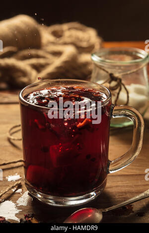 Konzept: Speisekarten, gesundes Essen, hausgemachte, Feinschmecker, Völlerei. Hibiskustee mit Fruchtstückchen und Zucker im Glas auf Vintage Holz staatlich Stockfoto