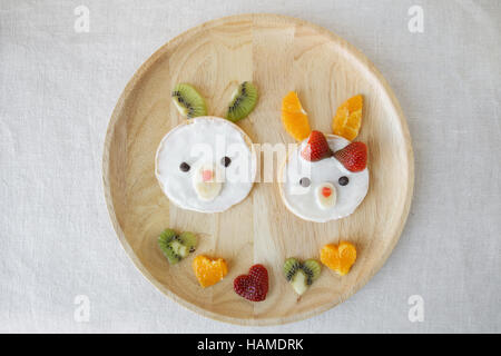 Hase-Pancake-Frühstück, lustige Essen Kunst für Kinder Stockfoto