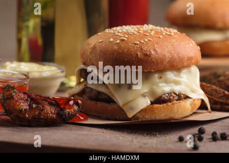 Konzept: Speisekarten, gesundes Essen, hausgemachte, Feinschmecker, Völlerei. Klassische doppelten Cheeseburger mit Zutaten, Getränke und Kartoffelspalten auf mich Stockfoto