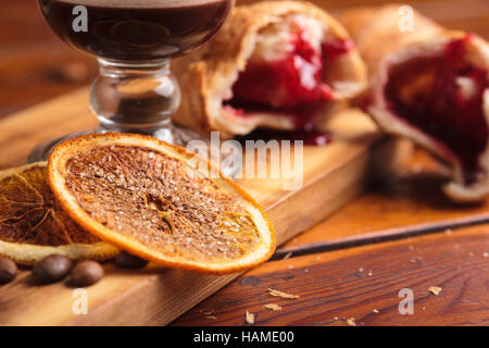 Konzept: Speisekarten, gesundes Essen, hausgemachte, Feinschmecker, Völlerei. Scheiben von getrockneten Orange mit Zucker auf verwittertem Holz Hintergrund Stockfoto