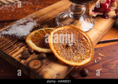 Konzept: Speisekarten, gesundes Essen, hausgemachte, Feinschmecker, Völlerei. Scheiben von getrockneten Orange mit Zucker auf verwittertem Holz Hintergrund Stockfoto