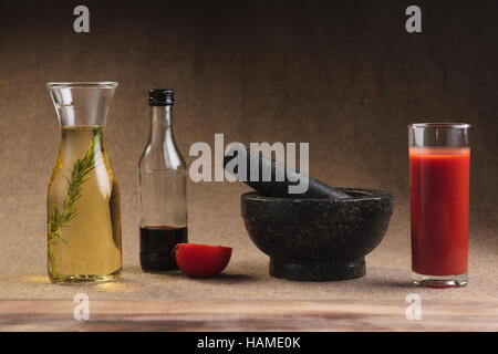 Konzept: Speisekarten, gesundes Essen, hausgemachte, Feinschmecker, Völlerei Zutaten für die Sauce. Olivenöl, Balsamico-Essig, Tomaten, Steinmörser, t Stockfoto