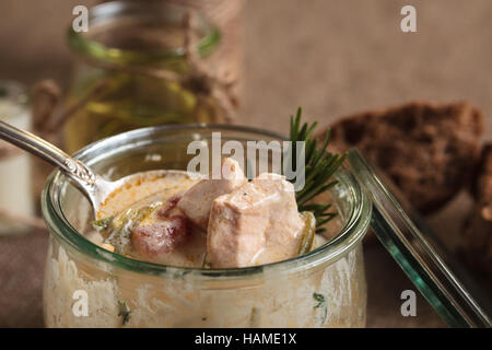 Konzept: Speisekarten, gesundes Essen, hausgemachte, Feinschmecker, Völlerei. Käse-Suppe mit Lachs serviert im Glas mit Zutaten auf sackclot Stockfoto