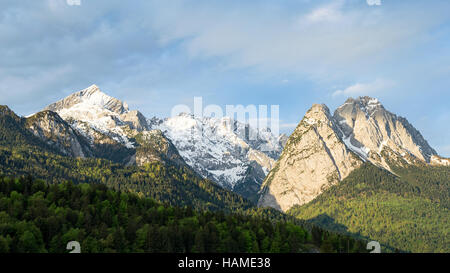 Schneebedeckten Gipfel der Alpspitze-Berg ist Teil der Tektonik Kalkstein Alpen Berge Ridge in Bayern Stockfoto