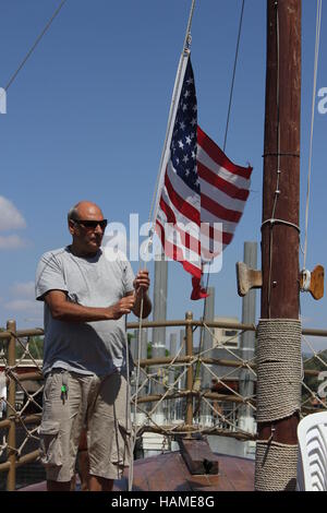 Der Kapitän des Glaubens Boot wirft die Flagge der Vereinigten Staaten von Amerika über den See von Galiläa in Israel, 2016. Stockfoto