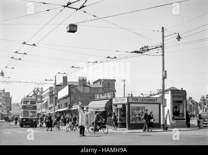 ein Verkehrspolizist auf Punkt Pflicht in kommerziellen Straße Portsmouth uk 1950er Jahre Stockfoto