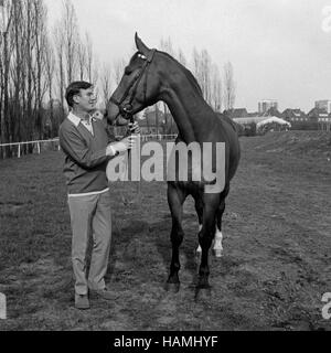 Deutscher Wis, Fernsehmoderator und Synchronsprecher Hellmut Lange, Deutschland 1970er Jahre. Deutschland Schauspieler, TV-Moderator und Schauspieler Hellmut Lange, Deutschland 1970. Stockfoto