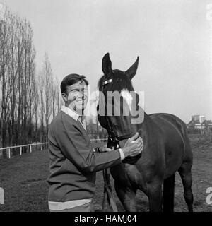 Deutscher Wis, Fernsehmoderator und Synchronsprecher Hellmut Lange, Deutschland 1970er Jahre. Deutschland Schauspieler, TV-Moderator und Schauspieler Hellmut Lange, Deutschland 1970. Stockfoto