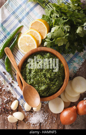 Argentinische Chimichurri Sauce mit Nahaufnahme Zutaten auf den Tisch. vertikale Ansicht von oben Stockfoto