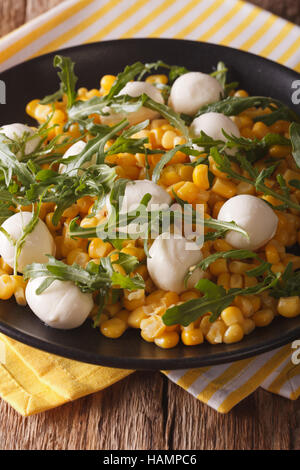 frisch zubereitete Salat von Mais, baby-Mozzarella und Rucola Nahaufnahme auf einer Platte. vertikale Stockfoto