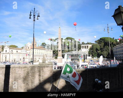 Ein Archiv Bild, datiert 29. Oktober 2016, Besitz zeigt die Piazza del Popolo in Rom, Italien, während einer Kundgebung der "Sì" ("Ja") Kampagne für das anstehende Referendum über die vorgeschlagenen Änderungen der italienischen Verfassung. Stockfoto