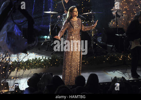 New York, USA. 30. November 2016. Die jährlichen Weihnachtsbaum-Beleuchtung-Zeremonie am Rockefeller Center in New York, USA.on 30. November 2016. © Dpa/Alamy Live-Nachrichten Stockfoto