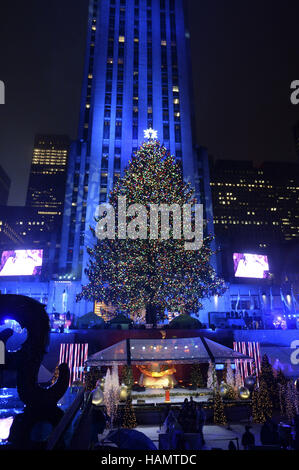 New York, USA. 30. November 2016. Die jährlichen Weihnachtsbaum-Beleuchtung-Zeremonie am Rockefeller Center in New York, USA.on 30. November 2016. © Dpa/Alamy Live-Nachrichten Stockfoto