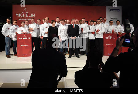 Berlin, Deutschland. 1. Dezember 2017. Michael Ellis (c), Geschäftsführer der "Guide Michelin" und den ausgezeichneten Köchen posieren für ein Gruppenfoto bei der Präsentation der Restaurantführer "Guide Michelin 2017" in Berlin, Deutschland, 1. Dezember 2017. Foto: Britta Pedersen/Dpa/Alamy Live News Stockfoto