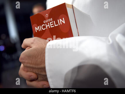 Berlin, Deutschland. 1. Dezember 2017. Koch hält der neue Guide Michelin 2017 bei der Präsentation der Restaurantführer "Guide Michelin 2017" in Berlin, Deutschland, 1. Dezember 2017. Foto: Britta Pedersen/Dpa/Alamy Live News Stockfoto