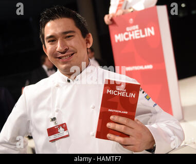 Berlin, Deutschland. 1. Dezember 2017. Chefkoch Tohru Nakamura aus München feiert seinen zweiten Michelin-Stern bei der Präsentation der Restaurantführer "Guide Michelin 2017" in Berlin, Deutschland, 1. Dezember 2017. Foto: Britta Pedersen/Dpa/Alamy Live News Stockfoto