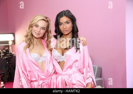 Paris, Frankreich. 30. November 2016. Modelle hinter den Kulissen für 21. jährlichen Victorias Secret Fashion Show 2016 Credit: Everett Collection Inc/Alamy Live News Stockfoto