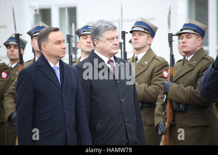 Polen, Warschau, 2. Dezember 2016: Sportwelt Präsident Petro Poroshenko wurde vom polnischen Präsidenten Andrzej Duda mit militärischen Ehren im Präsidentenpalast in Warschau. Bildnachweis: Jake Ratz/Alamy Live-Nachrichten Stockfoto