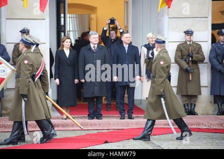 Polen, Warschau, 2. Dezember 2016: Sportwelt Präsident Petro Poroshenko wurde vom polnischen Präsidenten Andrzej Duda mit militärischen Ehren im Präsidentenpalast in Warschau. Bildnachweis: Jake Ratz/Alamy Live-Nachrichten Stockfoto