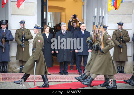 Polen, Warschau, 2. Dezember 2016: Sportwelt Präsident Petro Poroshenko wurde vom polnischen Präsidenten Andrzej Duda mit militärischen Ehren im Präsidentenpalast in Warschau. Bildnachweis: Jake Ratz/Alamy Live-Nachrichten Stockfoto