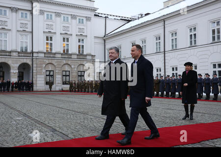 Polen, Warschau, 2. Dezember 2016: Sportwelt Präsident Petro Poroshenko wurde vom polnischen Präsidenten Andrzej Duda mit militärischen Ehren im Präsidentenpalast in Warschau. Bildnachweis: Jake Ratz/Alamy Live-Nachrichten Stockfoto