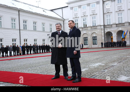 Polen, Warschau, 2. Dezember 2016: Sportwelt Präsident Petro Poroshenko wurde vom polnischen Präsidenten Andrzej Duda mit militärischen Ehren im Präsidentenpalast in Warschau. Bildnachweis: Jake Ratz/Alamy Live-Nachrichten Stockfoto