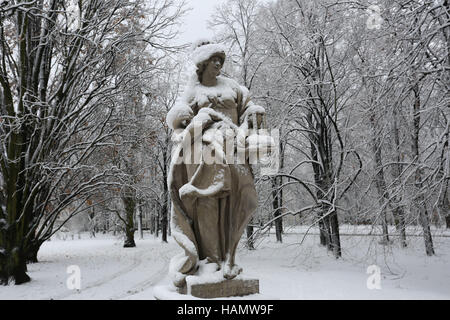 Warschau, Polen. 2. Dezember 2016. Polen Wetter: Schnee und Wolken bei eisigen Temperaturen in Warschau Stadt am 2. Dezember 2016 in Warschau, Polen. Bildnachweis: Madeleine Ratz/Alamy Live-Nachrichten Stockfoto