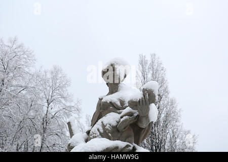 Warschau, Polen. 2. Dezember 2016. Polen Wetter: Schnee und Wolken bei eisigen Temperaturen in Warschau Stadt am 2. Dezember 2016 in Warschau, Polen. Bildnachweis: Madeleine Ratz/Alamy Live-Nachrichten Stockfoto