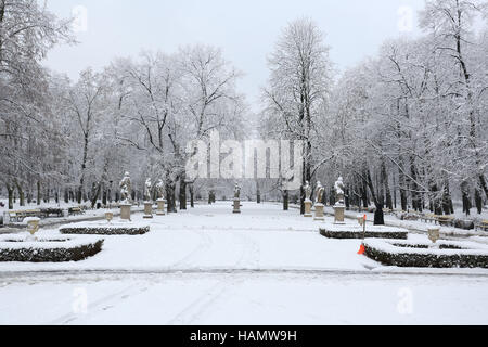 Warschau, Polen. 2. Dezember 2016. Polen Wetter: Schnee und Wolken bei eisigen Temperaturen in Warschau Stadt am 2. Dezember 2016 in Warschau, Polen. Bildnachweis: Madeleine Ratz/Alamy Live-Nachrichten Stockfoto